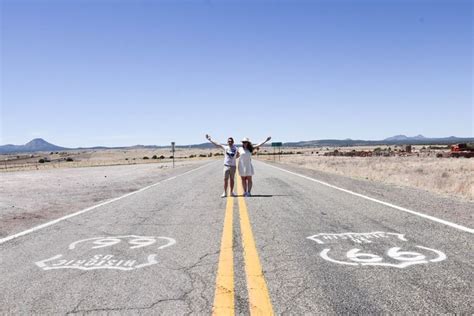 Deux hommes en vadrouille: Un road trip absurde et un hommage à la liberté!